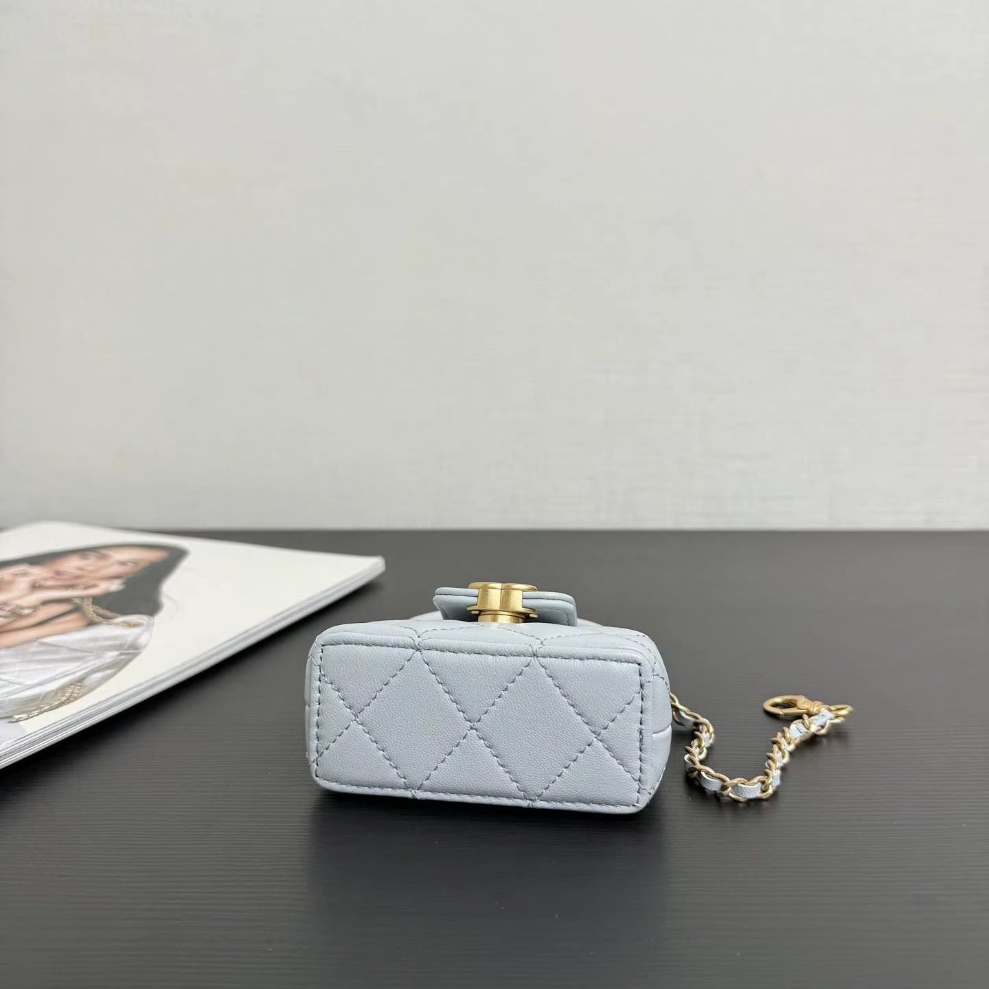 Luxury Bags Blue - حقيبة صغيرة من جلد الحملان باللون