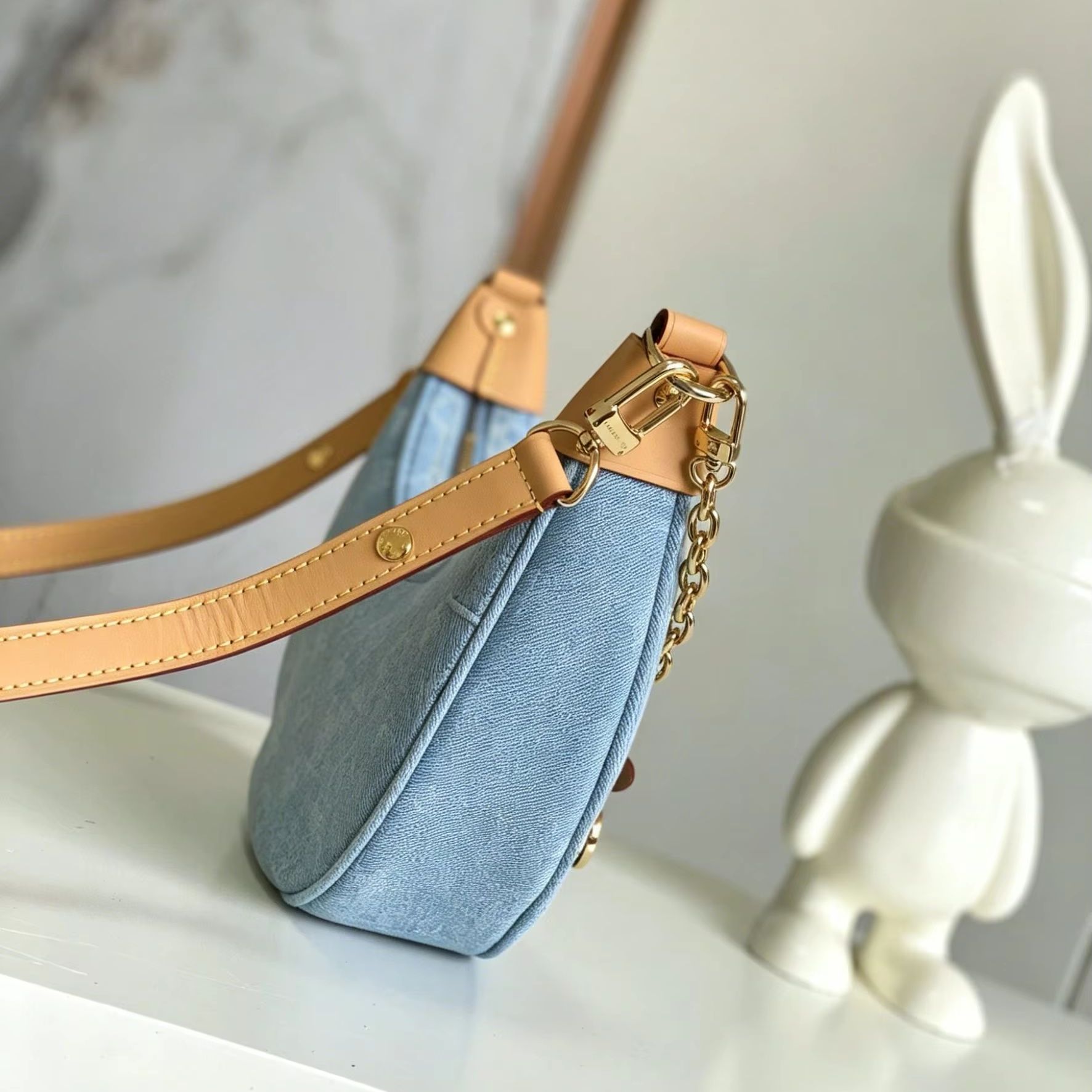 حقيبة هوبو هلالية الشكل من الد - مراجعة Luxury Bags Blue وسعره