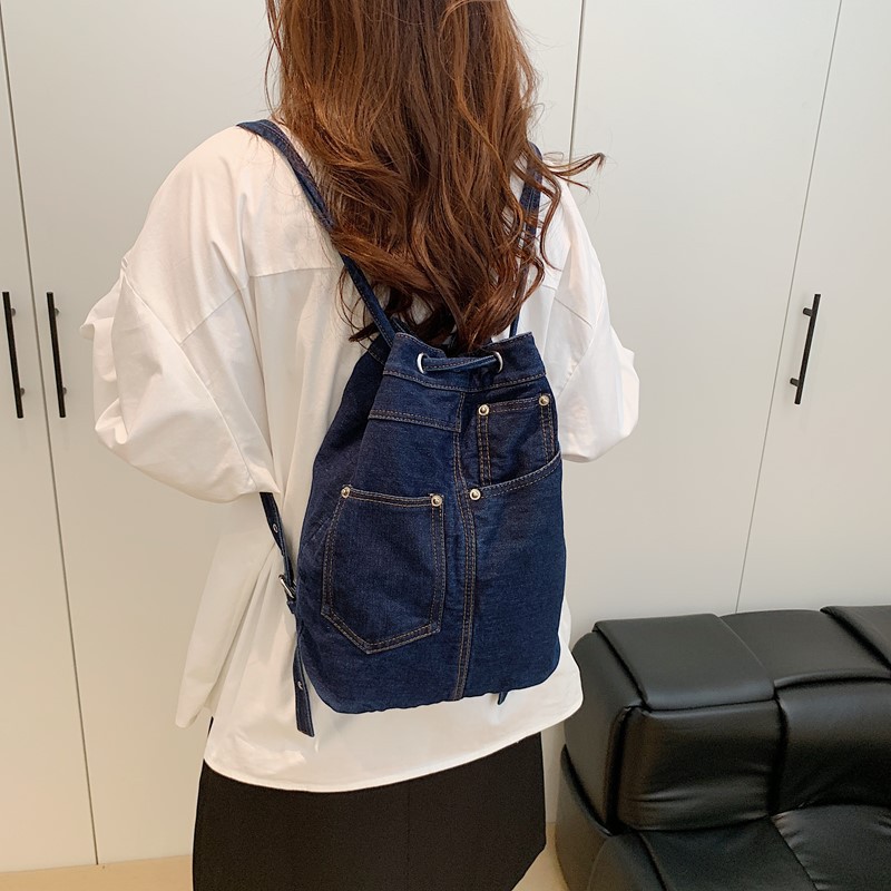 حقائب ظهر نسائية من قماش الدني - مراجعة Luxury Bags Blue وسعره